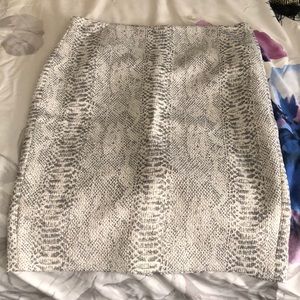 BNWT Ann Taylor snake skin skirt size 6